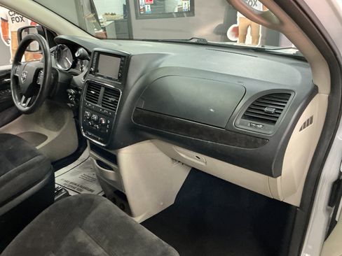 Used 2019 Dodge Grand Caravan SE w/ UConnect Hands-Free Group image 25