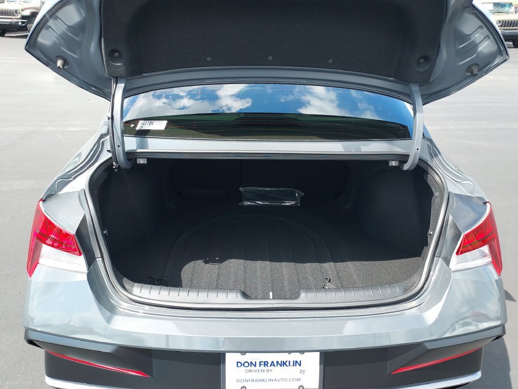 Used 2024 Hyundai Elantra SEL w/ Convenience Package FWD image 9