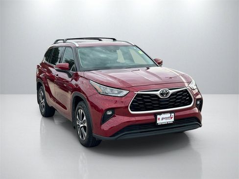 Used 2020 Toyota Highlander XLE image 3