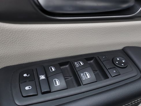 Used 2024 Chrysler Pacifica Touring-L image 40