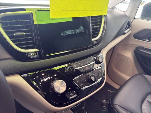 Used 2023 Chrysler Pacifica Touring-L image 12