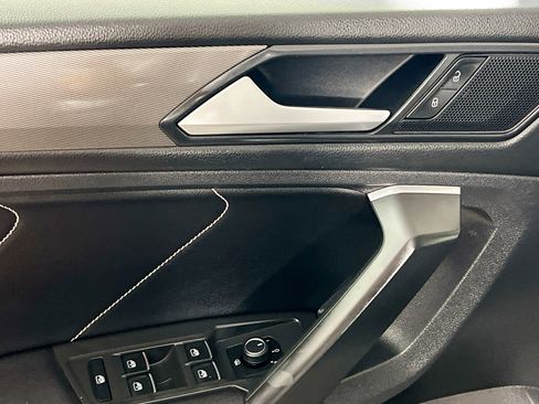 Used 2022 Volkswagen Tiguan SE image 16