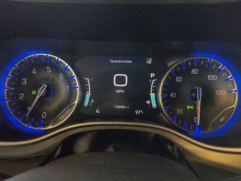 Used 2023 Chrysler Pacifica Touring FWD image 23