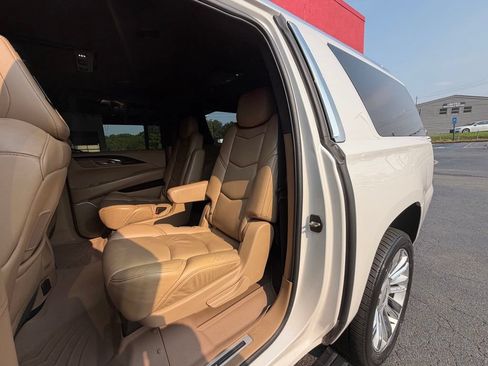 Used 2019 Cadillac Escalade ESV Platinum AWD/4WD image 34