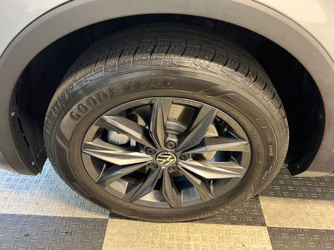 Certified 2024 Volkswagen Tiguan SE w/ Panoramic Sunroof Package FWD image 9