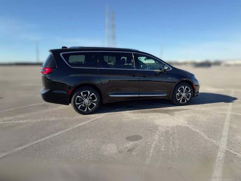 New 2026 Chrysler Pacifica Pinnacle image 13