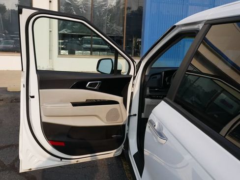 Used 2024 Kia Carnival EX FWD image 20