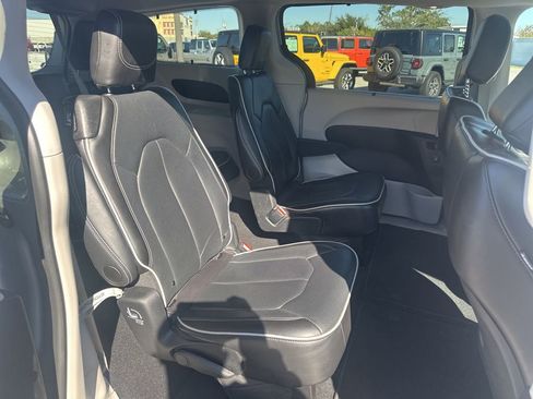 Used 2024 Chrysler Pacifica Limited image 17