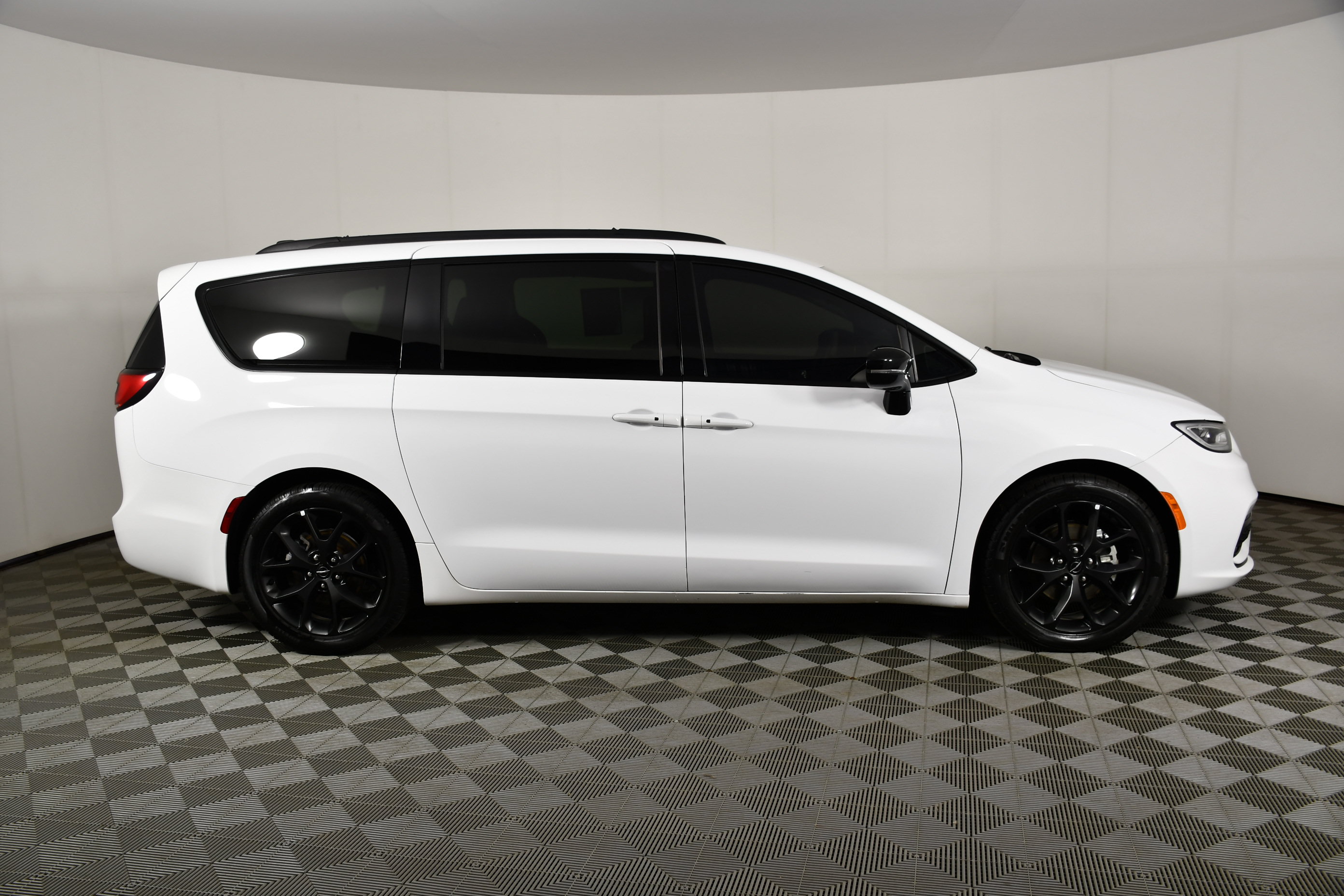 Used 2025 Chrysler Pacifica Limited FWD image 5