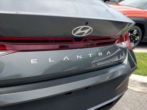 Used 2025 Hyundai Elantra SE FWD image 5