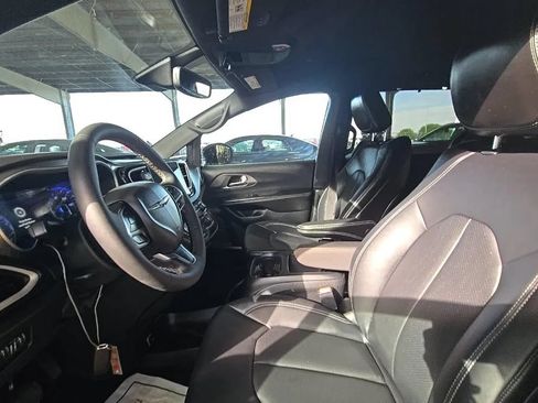 Used 2026 Chrysler Pacifica Select FWD image 5