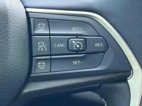 Used 2023 Jeep Grand Cherokee L Limited AWD/4WD image 24