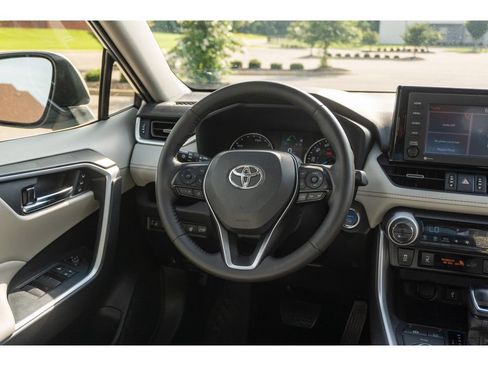 Used 2022 Toyota RAV4 XLE Premium AWD/4WD image 21