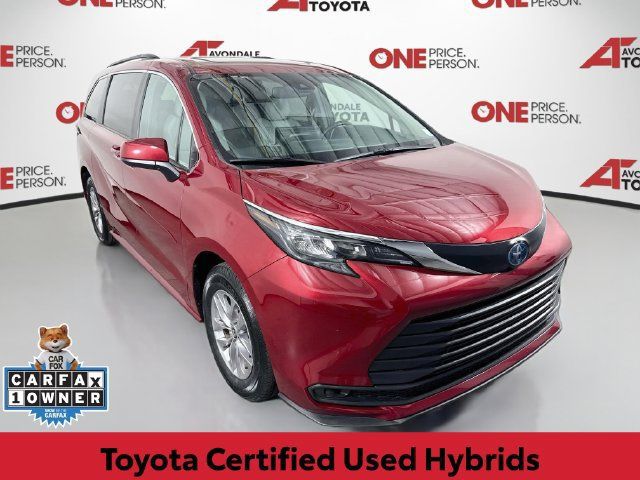 Used 2025 Toyota Sienna LE w/ LE Plus Package FWD image 1