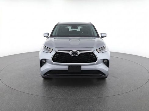 Used 2022 Toyota Highlander XLE AWD/4WD image 2