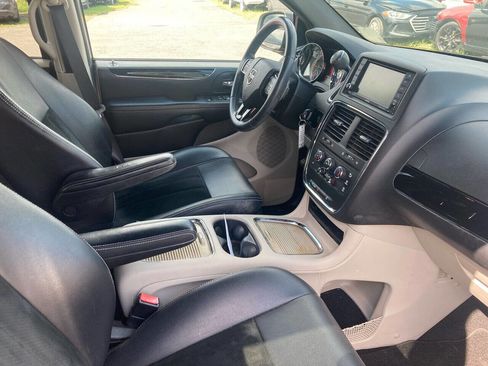 Used 2017 Dodge Grand Caravan SXT w/ Rear Park Assist Package FWD image 10