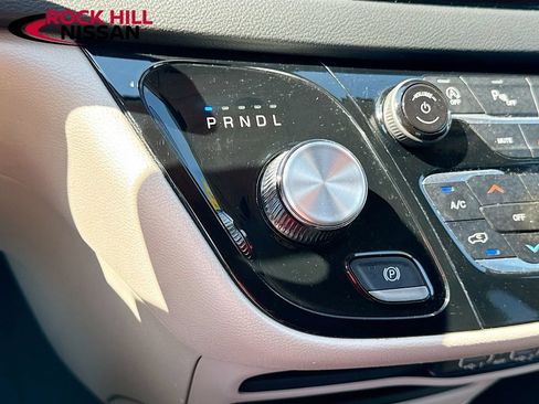 Used 2023 Chrysler Pacifica Touring-L FWD image 16