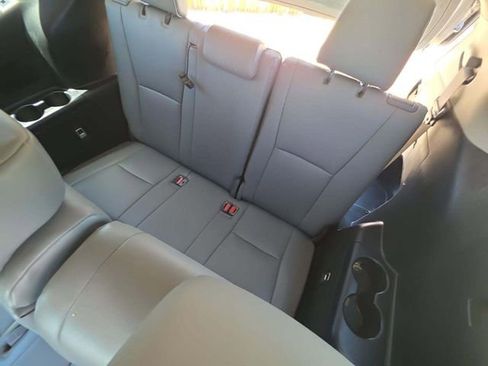 Used 2022 Toyota Highlander XLE AWD/4WD image 8
