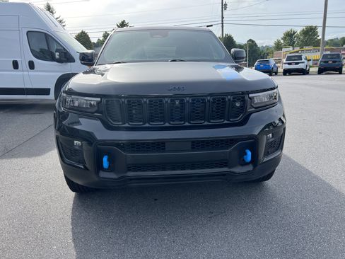 Used 2025 Jeep Grand Cherokee Trailhawk w/ Advanced Protech Group II AWD/4WD image 5