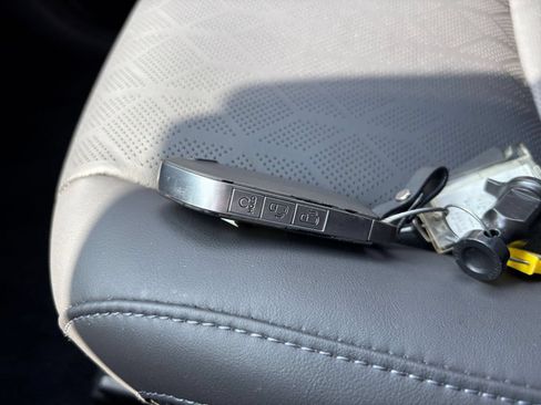 Used 2026 Kia Carnival FWD image 25