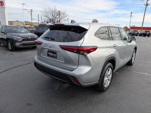 Used 2023 Toyota Highlander L image 10