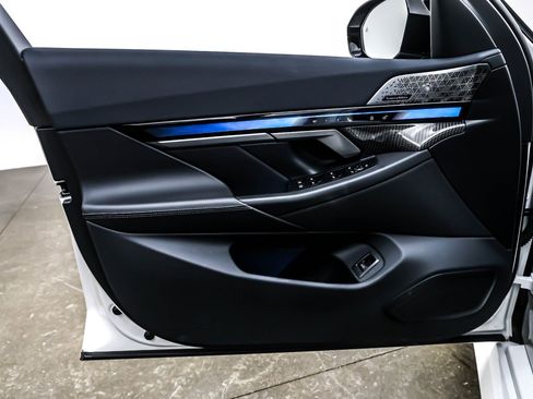 Used 2025 BMW M5 w/ Executive Package image 21