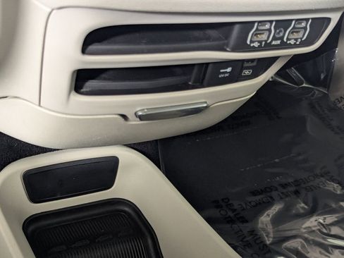 Used 2022 Chrysler Pacifica Touring-L FWD image 25