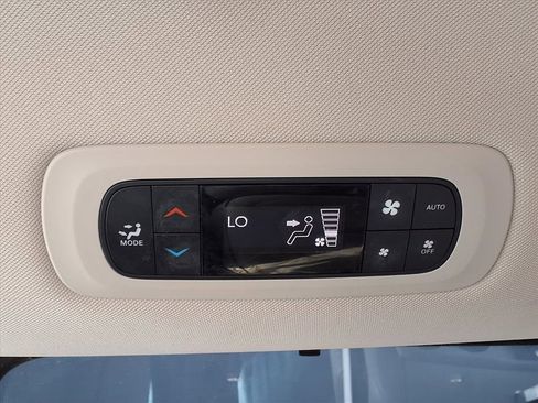 Used 2020 Chrysler Pacifica Limited image 10