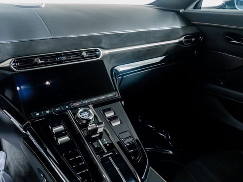 Used 2025 Aston Martin V8 Vantage Coupe image 40