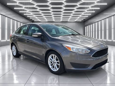 Used 2016 Ford Focus SE w/ Reverse Sensing Package FWD image 2