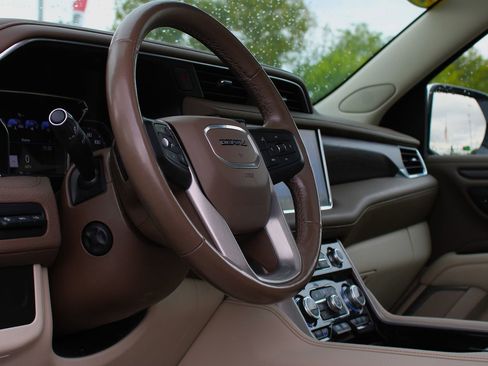 Used 2021 GMC Yukon Denali w/ Denali Premium Package image 18