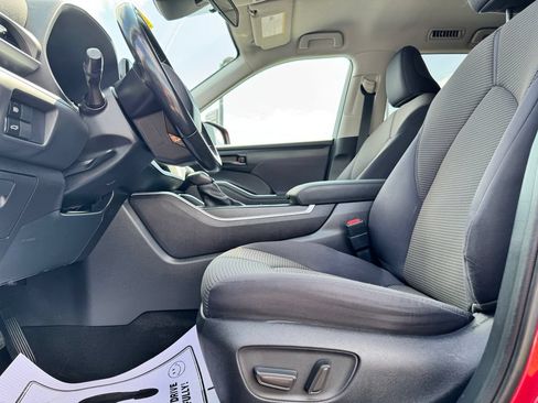 Used 2020 Toyota Highlander LE AWD/4WD image 21