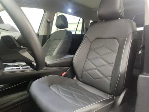 Used 2024 Volkswagen Atlas SE w/ Panoramic Sunroof Package FWD image 15