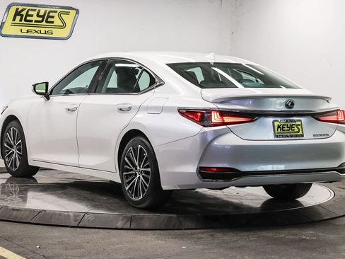 Used 2025 Lexus ES 300h w/ Premium Package FWD image 2