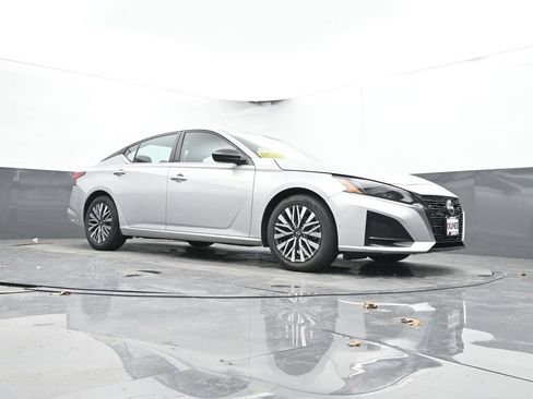 Used 2024 Nissan Altima 2.5 SV FWD image 37