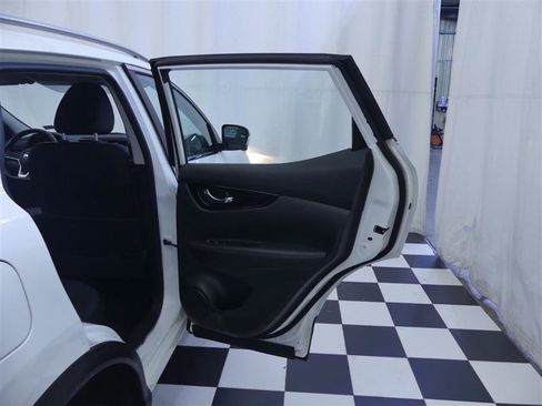Used 2017 Nissan Rogue Sport SL AWD/4WD image 25