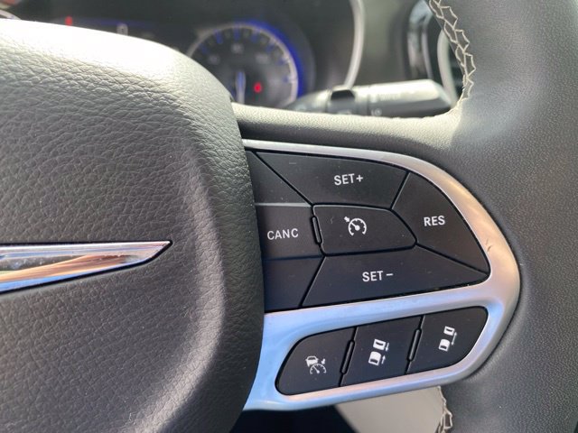 Used 2024 Chrysler Pacifica Touring-L FWD image 19