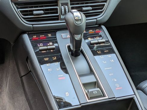Certified 2026 Porsche Macan AWD/4WD image 17