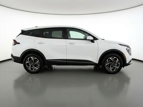 Used 2025 Kia Sportage LX image 9
