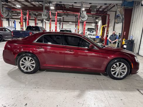 Used 2017 Chrysler 300 Limited image 4