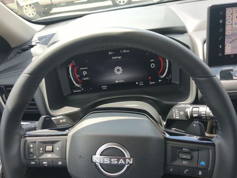 Used 2025 Nissan Rogue SL AWD/4WD image 13
