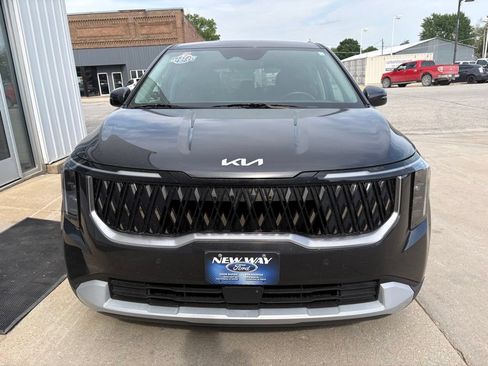 Used 2025 Kia Carnival FWD image 4