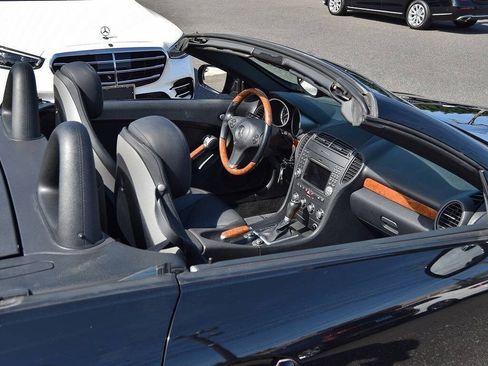 Used 2011 Mercedes-Benz SLK 300 image 27
