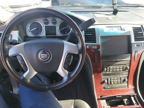Used 2013 Cadillac Escalade Luxury image 10