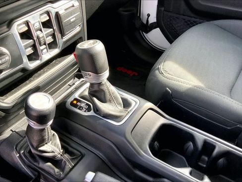 Used 2020 Jeep Wrangler Unlimited Sahara AWD/4WD image 13