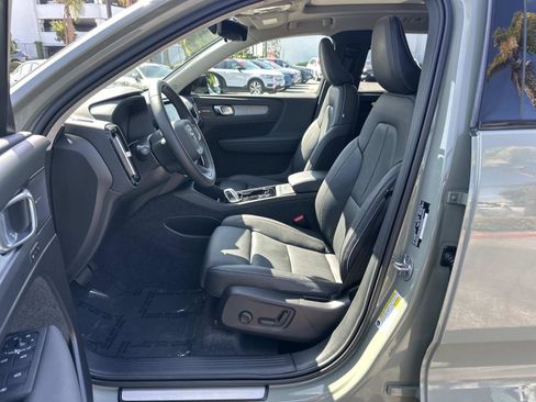 Certified 2025 Volvo XC40 B5 Ultra w/ Climate Package image 17