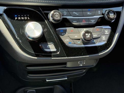 New 2026 Chrysler Pacifica Select AWD/4WD image 19