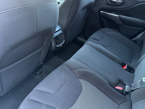 Used 2021 Jeep Cherokee Latitude FWD image 13