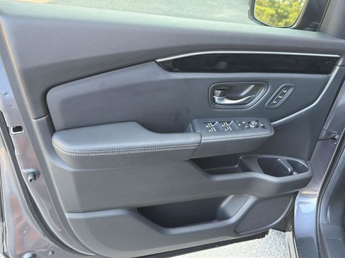 Used 2025 Honda Pilot EX-L image 16