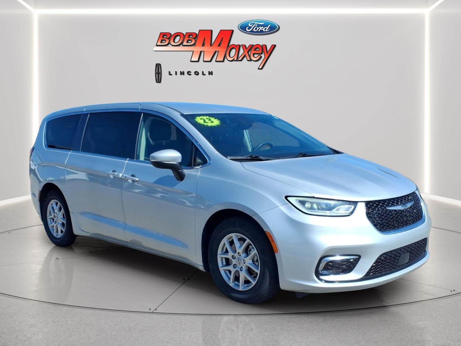 Used 2023 Chrysler Pacifica Touring-L FWD image 3